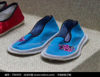 壯族藍色繡花鞋 行走在足尖的藝術(shù)與文化傳承